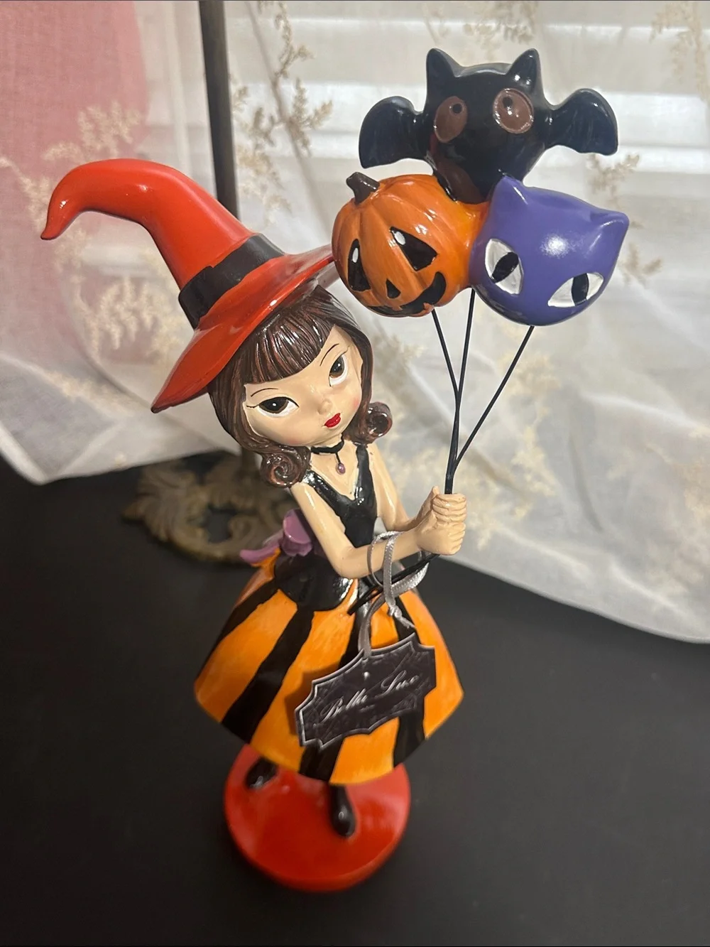 Bella luxx Halloween girl with wire balloons decor